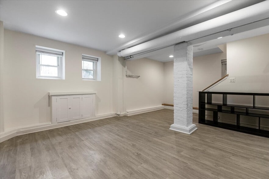 Building Photo - 3046 N Kenmore Ave