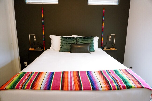 Guest bedroom - 1836 E Crockett St