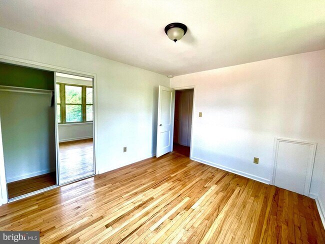 Building Photo - 108 Varnum St NE