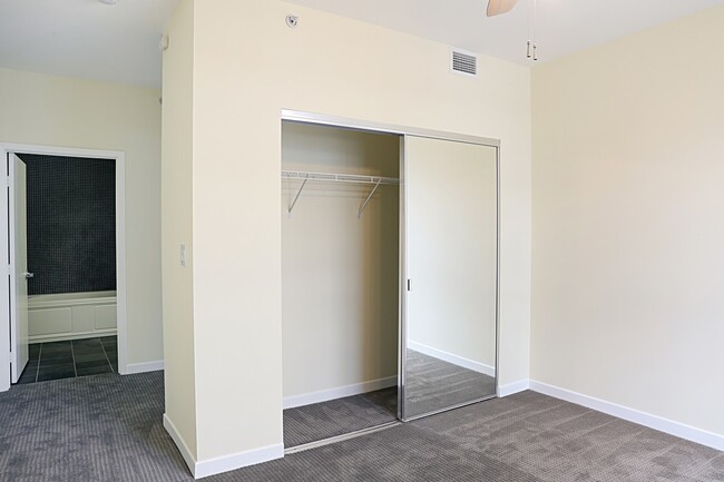 Building Photo - East Village 2 bedroom 2 bath condo in Met...