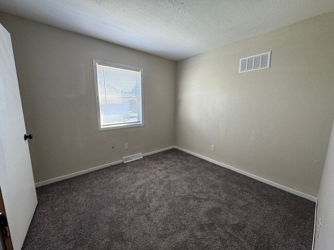 Building Photo - Beautiful 3 Bedroom, 1.5 Bath Townhome wit...