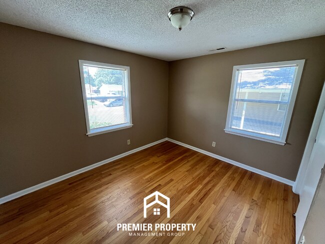 Building Photo - 3BR/1.5BA Memphis Rental with Tile Flooring, Brick Fireplace & Fenced Yard