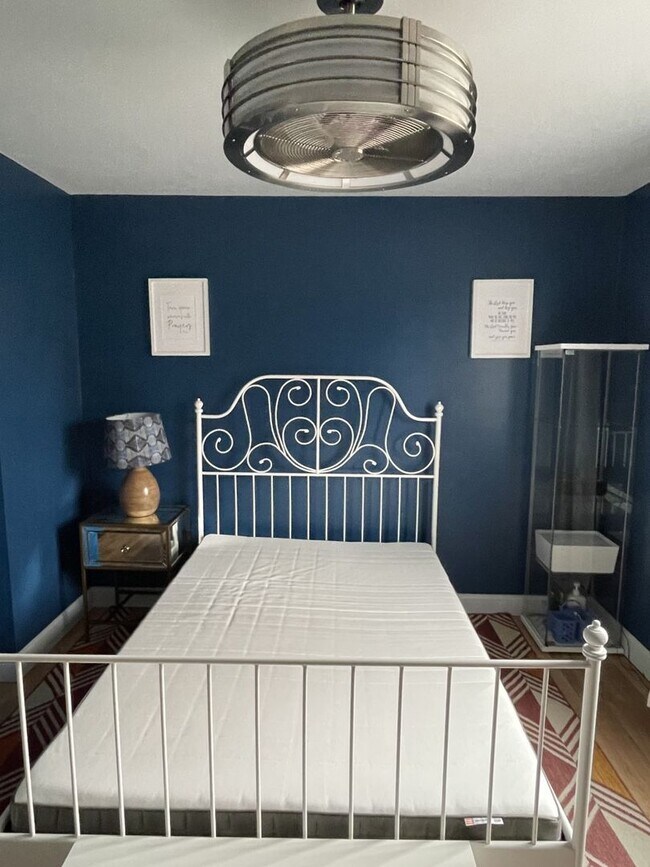 Building Photo - Spacious Townhome 2Bed/1Bath- Available July 1