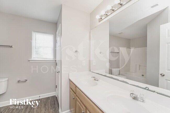 Building Photo - 916 Lakehill Rd