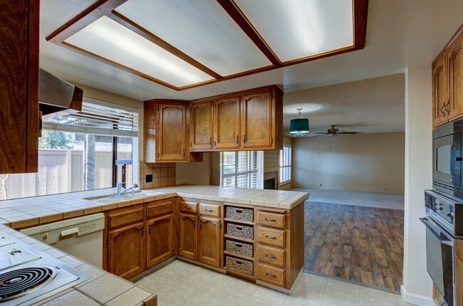 Building Photo - 6260 N Palm Ave