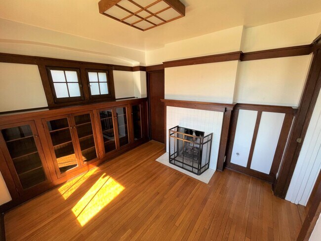 Building Photo - 1093 E Main St