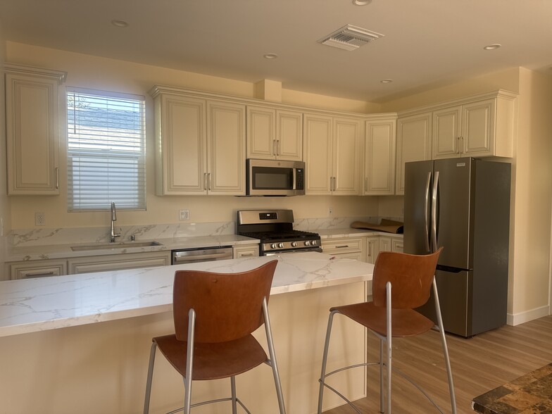 Brand new kitchen cabinet - 19801 Gilmore St