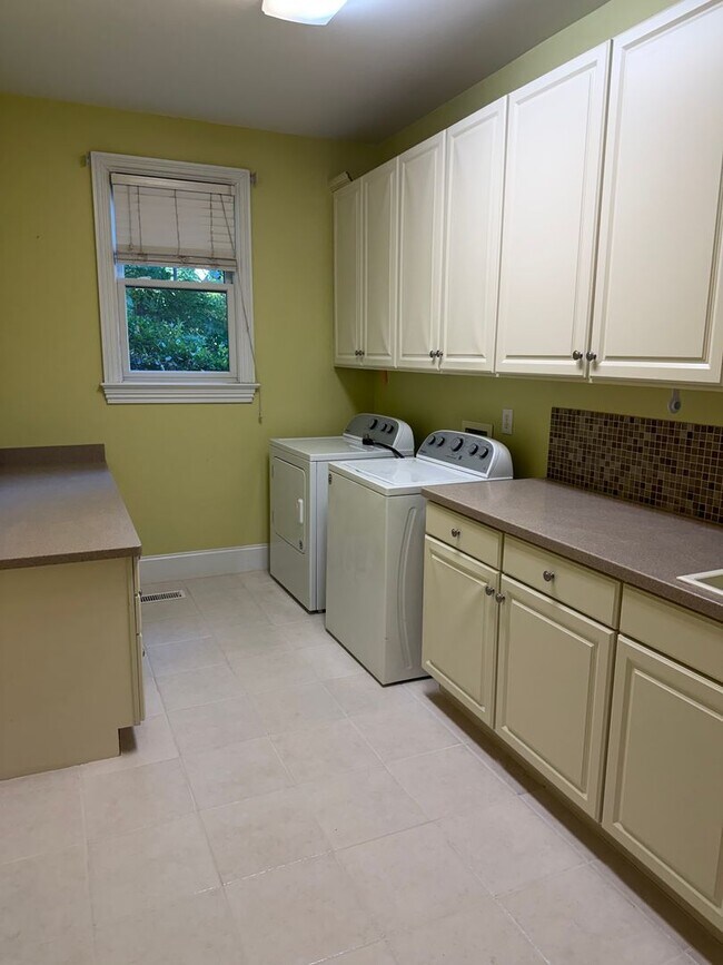 Building Photo - Luxury Living: 4 Bedroom home in Chapel Hill w/ spacious interior | 2 Year Lease Term