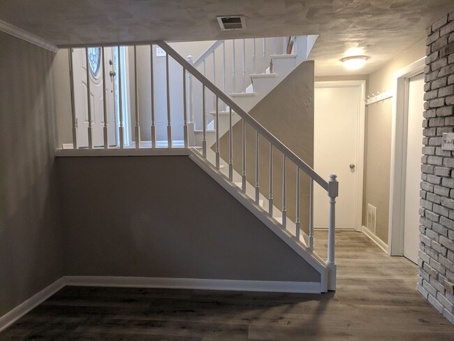 Building Photo - *****Huge 4 bedroom, 3 full bath home FOR ...