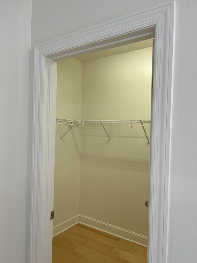 Building Photo - "Charming 4-Bed Home with Guest Suite & Gr...