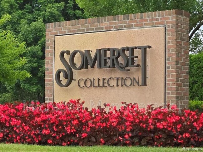 Building Photo - 2735 E Maple Rd