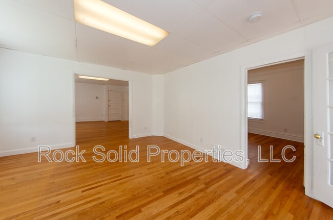 Building Photo - 506 E 7th St