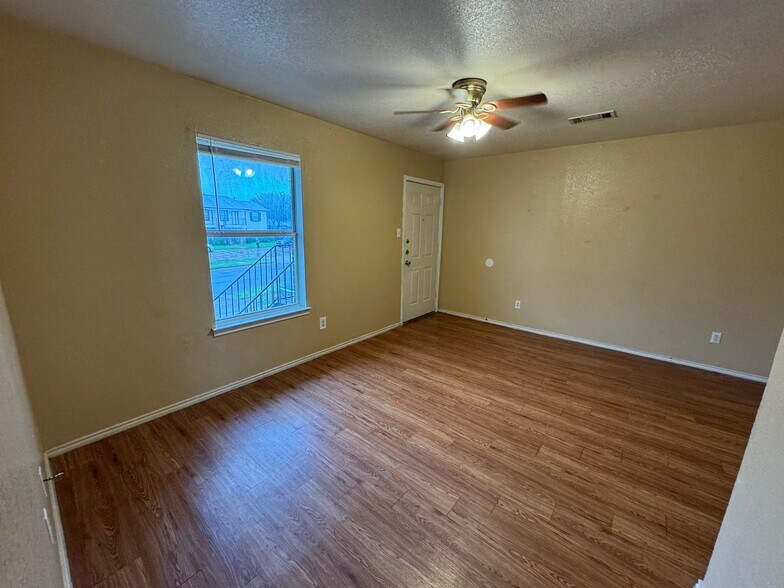 Building Photo - 1603 Cedarhill Dr