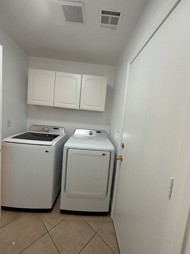 Building Photo - 5109 Meadow Rock Ave