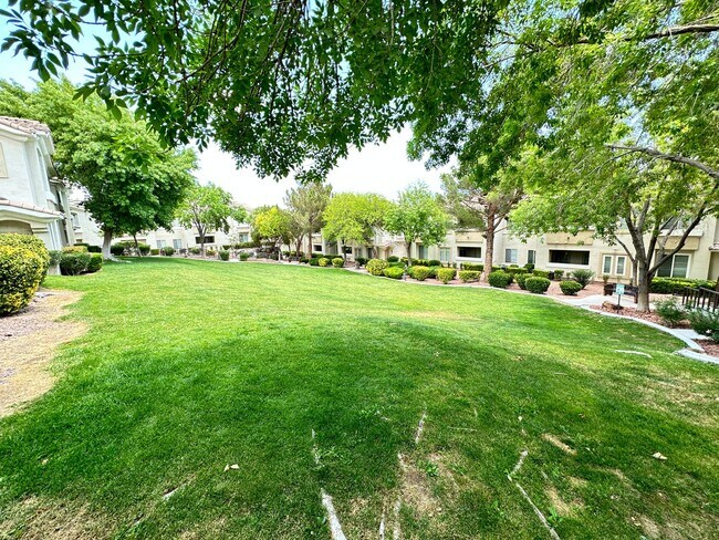 Building Photo - Summerlin Stunner!!