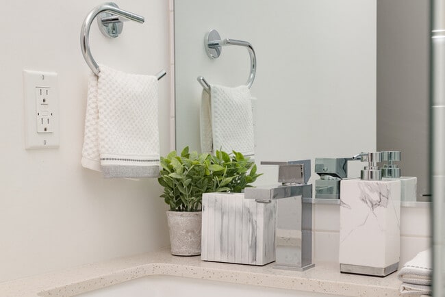 Building Photo - Two Bedroom Town Home-style Like Near NoHo Arts District