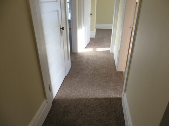 Building Photo - 5 Bedroom Home in the very core of Downtown (West Central, Downtown)