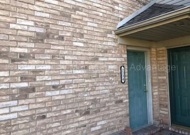 Building Photo - Spacious 2 Bed Condo with Attached Garage