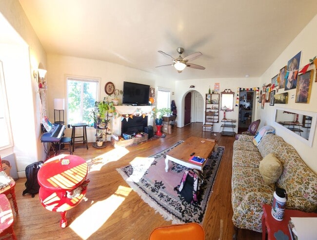 Building Photo - 7 Bedroom 3 bath home close to POLY!!!!