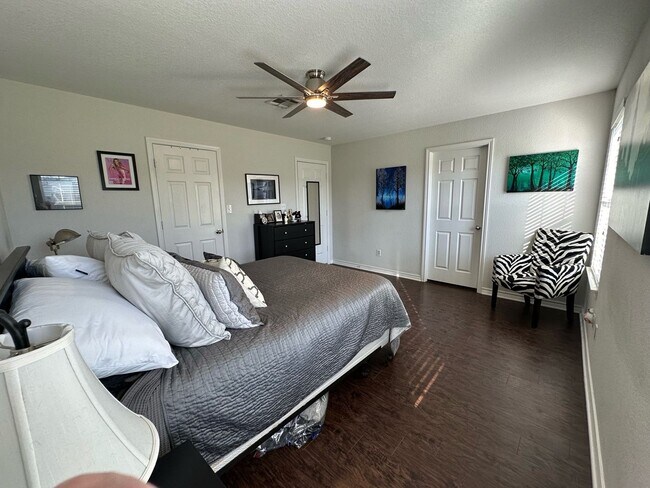 Building Photo - Spacious 4/4 House with Yard in the Baylor...