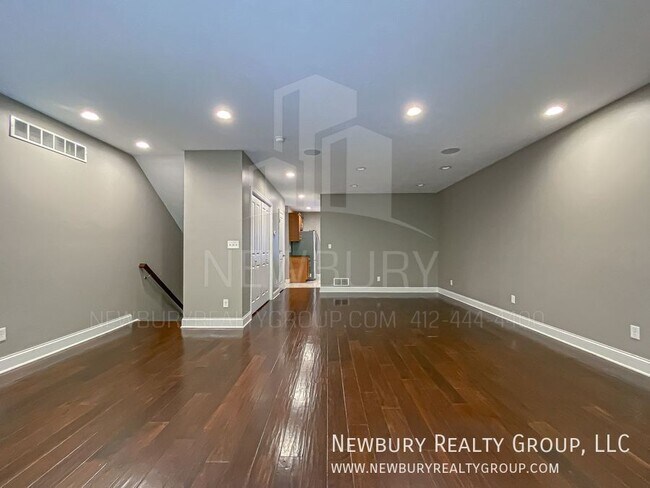 Building Photo - 147 Banksville Pl