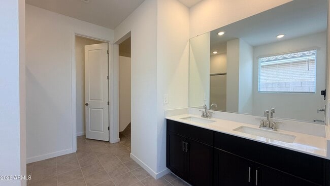 Building Photo - 37406 W San Clemente St