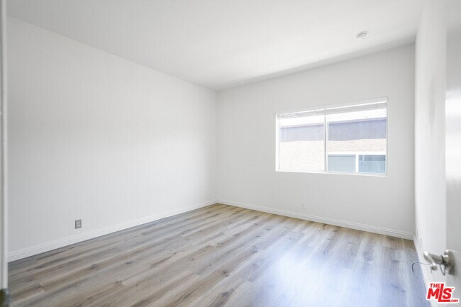 Building Photo - 22705 Del Valle St