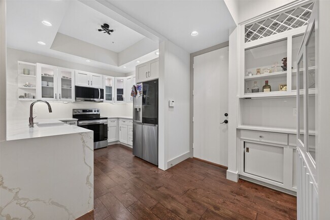 Building Photo - 6000 Sugar Hill Dr