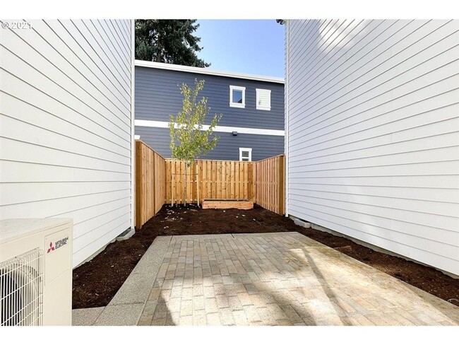 Building Photo - Elegant Townhome with modern architectural design Located in the Brentwood Neighborhood