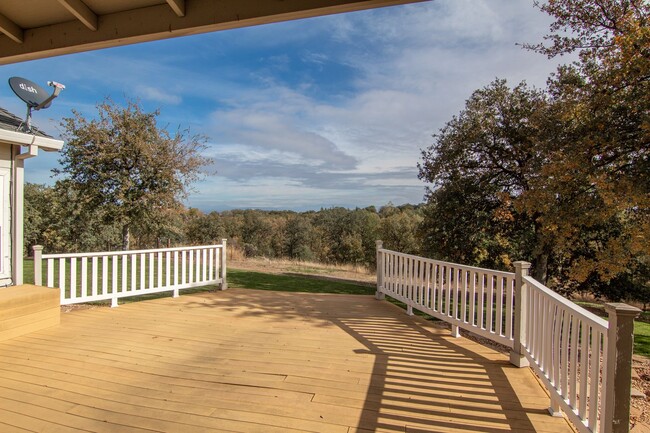 Building Photo - 3.5 Cottonwood Acres!