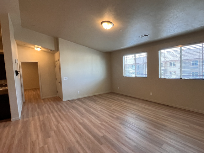 Building Photo - 999 Village River Ln