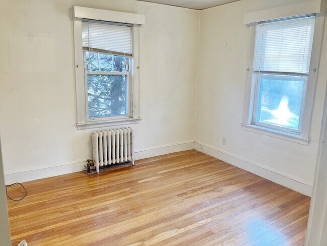 Building Photo - 175 Putnam St