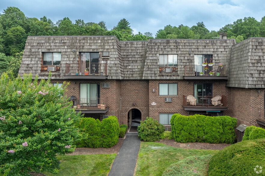 Primary Photo - 1 Briarcliff Dr S