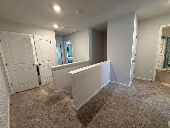 Building Photo - 7565 Knoll Hollow Rd