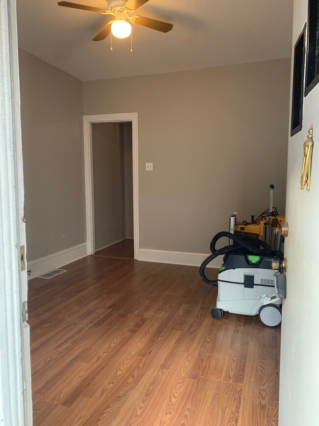 Living room - 528 Mulberry St