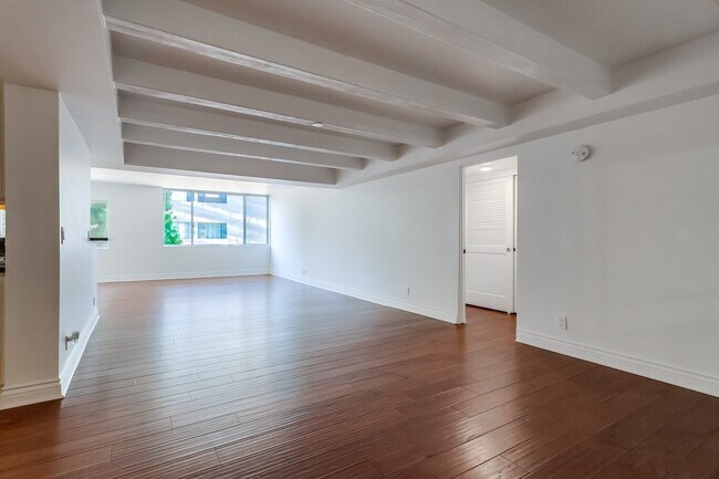 Building Photo - 435 N Oakhurst Dr