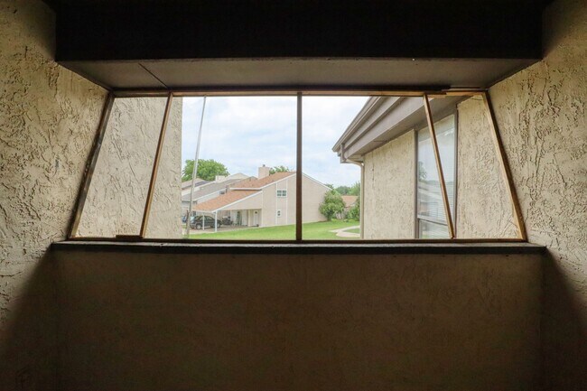 Building Photo - 413 Lakeway Dr