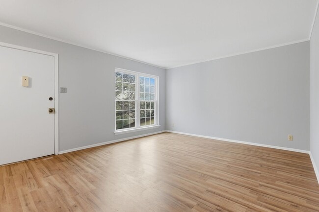 Building Photo - 8702 Village Dr