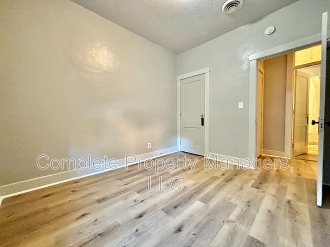 Building Photo - 325 E Washington St