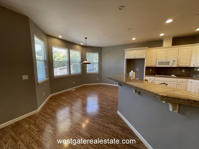Building Photo - 786 El Paseo Dr