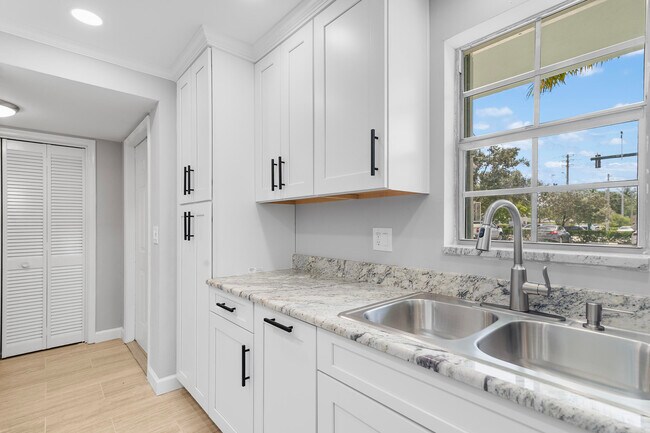 Building Photo - 10249 N Military Trl