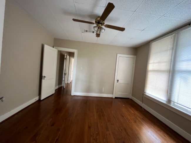 Building Photo - 1202 S Schiller St