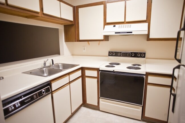 Building Photo - Live close to campus!