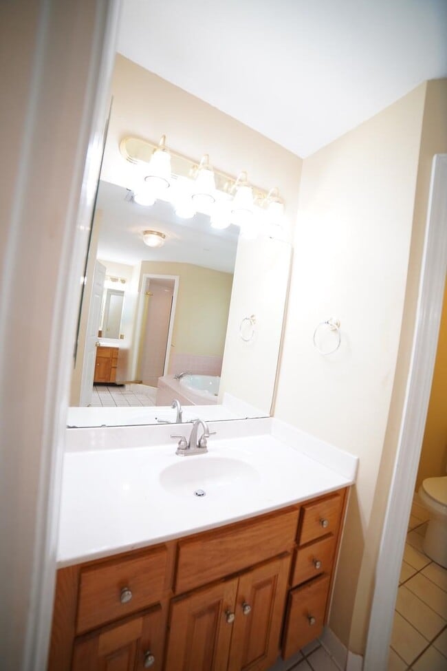 Building Photo - 352 Meadow Ridge Dr