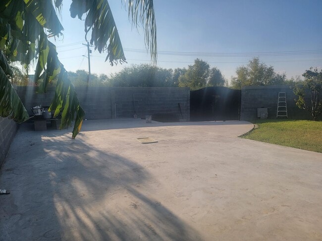 Building Photo - 702 Zebra Dr