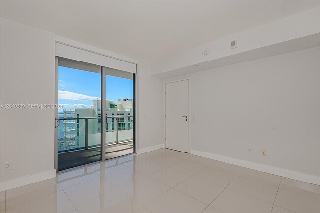 Building Photo - 1300 Brickell Bay Dr