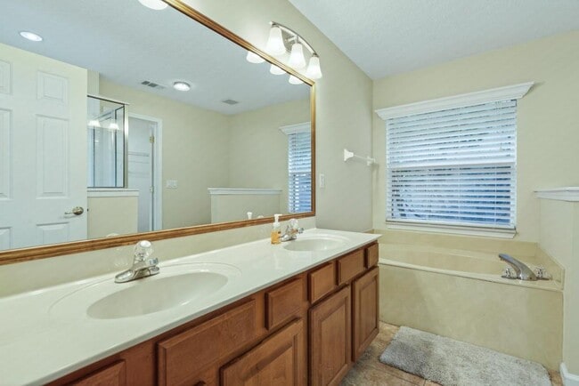 Building Photo - 1727 Canopy Oaks Dr