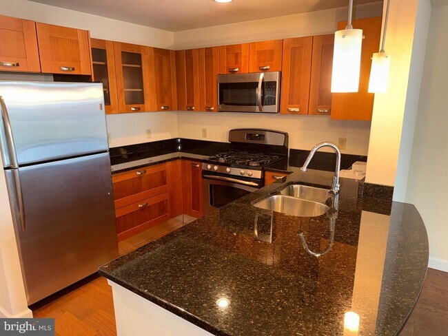 Building Photo - 5750 Bou Ave