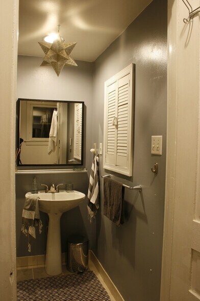 Bathroom 2 - 826 N Woodstock St