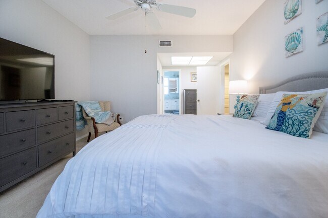 Building Photo - Fully Furnished - 2 bed 2 Bath villa - South Sarasota